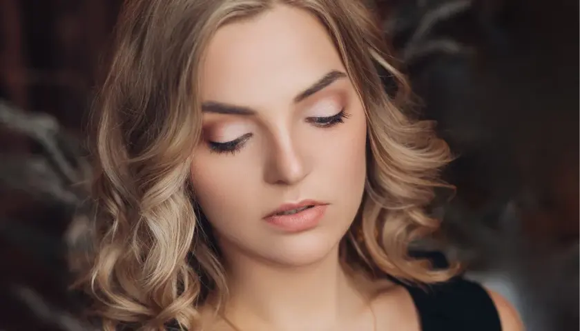 Delikatny makijaż na święta z subtelnymi cieniami na powiekach i naturalnym błyszczykiem na ustach. Idealny na świąteczne spotkania.