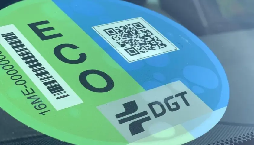 Pegatina ECO DGT en parabrisas. Indica que la moto cumple con la normativa euro 5.