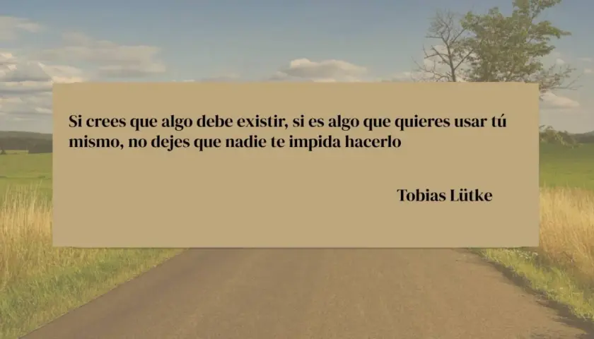 Un camino se abre hacia un paisaje verde, invitando al optimismo. Frases positivas de la vida como esta de Tobias Lütke inspiran a perseguir tus sueños.