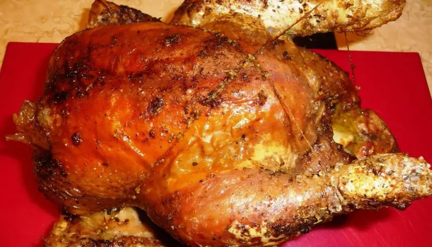 Un appétissant poulet rôti, doré et croustillant, prêt à être dégusté.