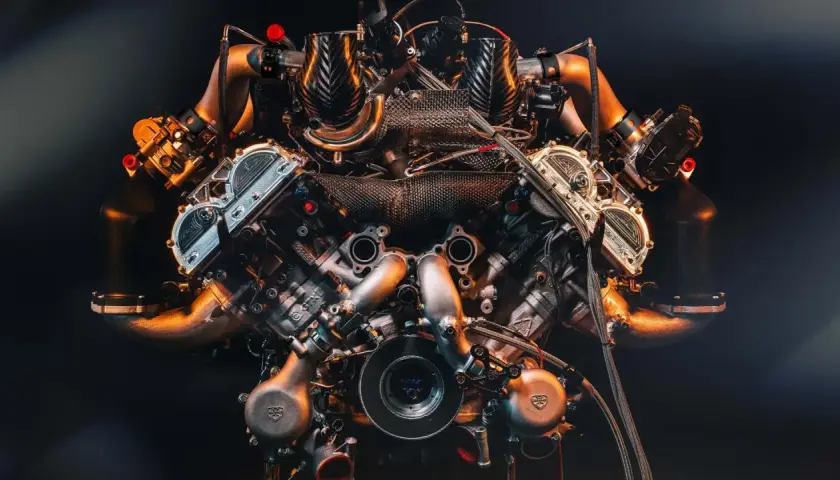 Potente motor de 12 cilindros con turbos y detalles en fibra de carbono, listo para desatar su furia.