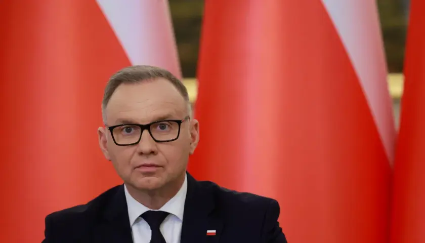 Prezydent Andrzej Duda w okularach, na tle flag. Kto z doradców Andrzeja Dudy ma największy wpływ na jego decyzje o wetowaniu ustaw?