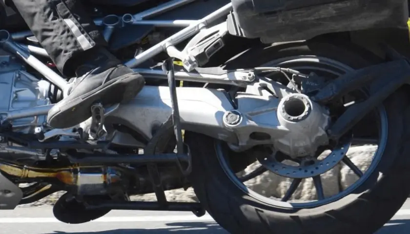 Detalle de la rueda trasera y el basculante de motos con cardan. Se aprecia el disco de freno y el eje de transmisión.