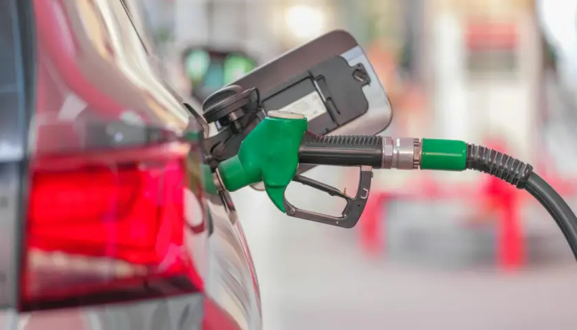 Tankowanie mojego Kia Ceed 1.6 benzyna. Zielona dysza dystrybutora wlewa paliwo do baku.