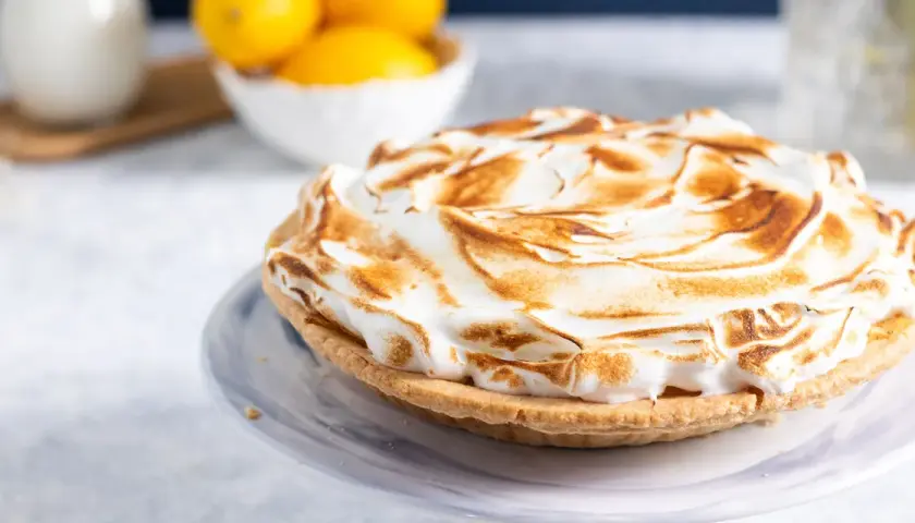 Tarte au citron avec une meringue dorée et aérienne, parfaite pour une recette de meringue réussie.