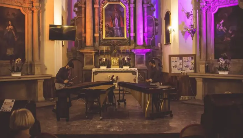 Koncert marimbowy podczas festiwalu muzyki klasycznej w Solcu nad Wisłą. Artyści grają w kościele, publiczność słucha.