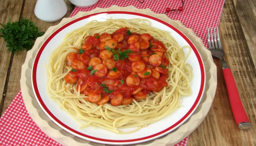 Szybkie i proste spaghetti z parówkami, które pokochają dzieci