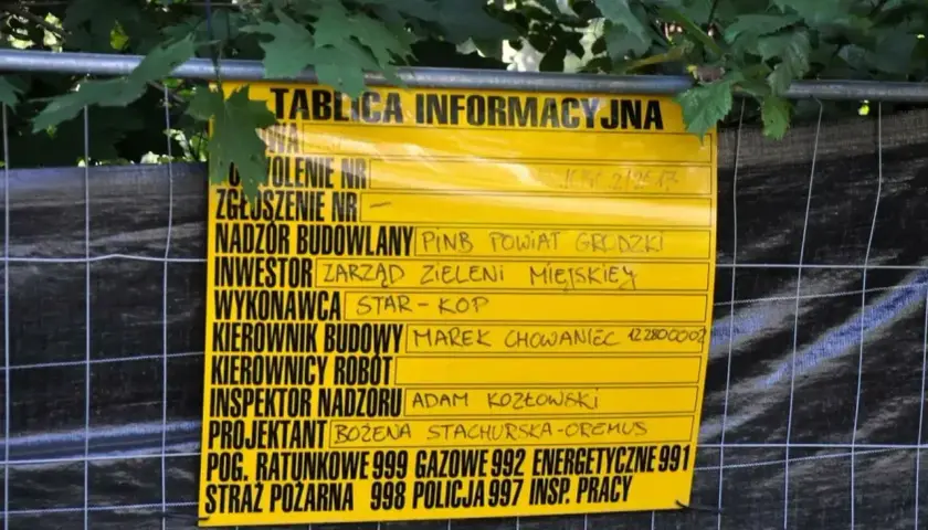 Mam pozwolenie na budowę, co dalej? Tablica informacyjna na budowie zawiera dane inwestora, wykonawcy i kierownika budowy.