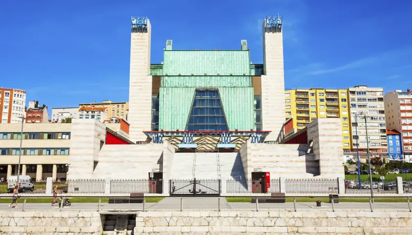 El Palacio de Festivales, con su arquitectura moderna y colorida, es el centro de la programación cultural de la ciudad.