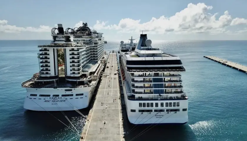 Zwei riesige Kreuzfahrtschiffe, die MSC Seaview und die Riviera, liegen nebeneinander im Hafen. Sie sind definitiv unter den 10 besten Kreuzfahrtschiffen.