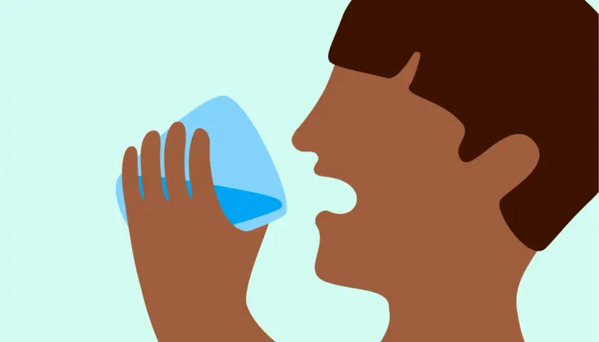 Person buvant de l'eau pour soulager une gorge sèche.