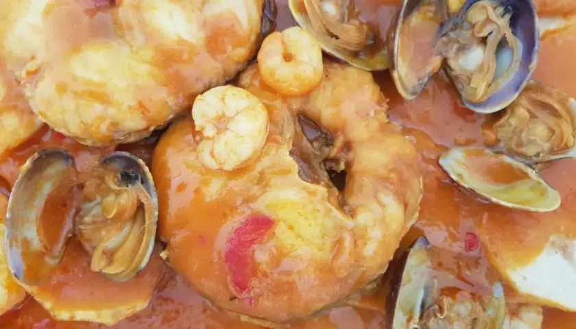 Merluza a la cazuela con gambas y almejas, un plato marinero lleno de sabor.