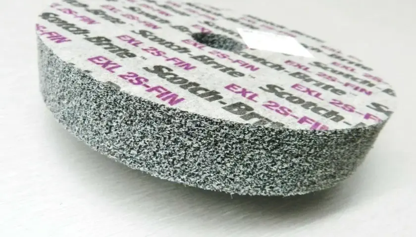 Krążek ścierny Scotch-Brite EXL 2S-FIN 125mm, idealny do obróbki metali.
