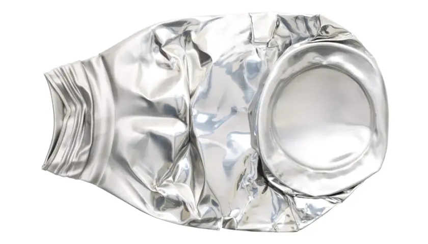 Zgnieciona puszka po napoju, wykonana z aluminium. Jej cena za kg jest zmienna, ale recykling jest zawsze opłacalny.