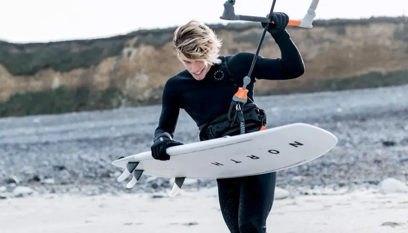 Jaką piankę do kitesurfingu wybrać, aby uniknąć zimna i dyskomfortu?