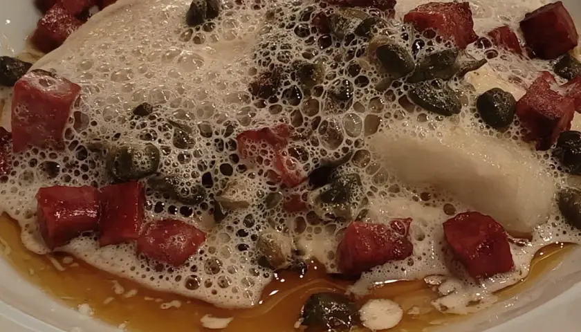 Kawałki mięsa i kaparów w pianie, jakby z eleganckiej restauracji w Danii stolicy.