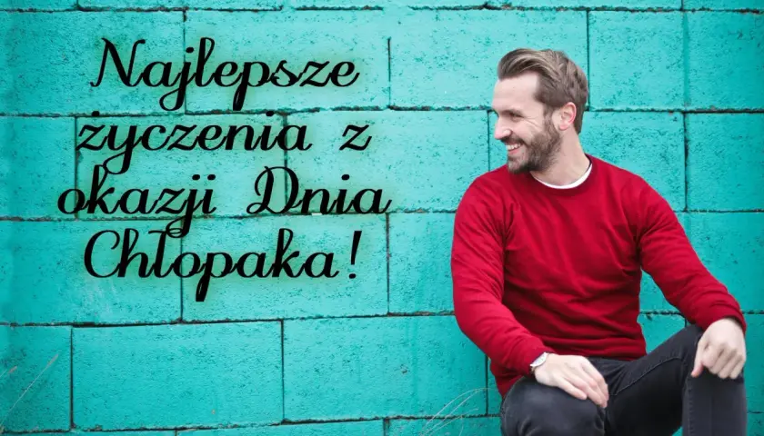 Uśmiechnięty mężczyzna w czerwonym swetrze. Napis: Najlepsze życzenia z okazji Dnia Chłopaka! Idealny pomysł, co miłego napisać chłopakowi w ciągu dnia.