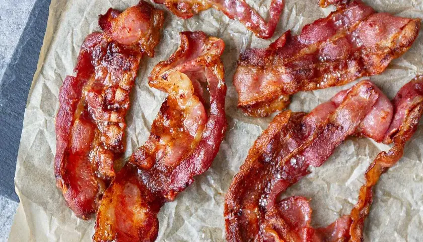 Krispigt, gyllene bacon i airfryer, perfekt för en snabb och god frukost.