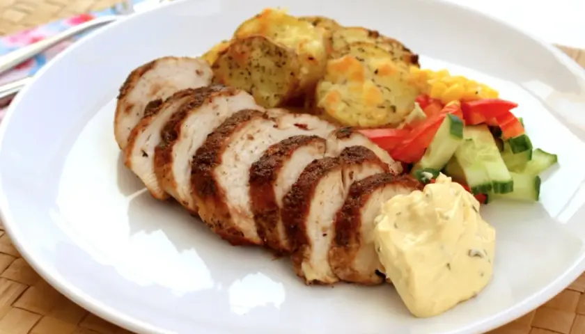 Skivad, saftig kycklingfilé med rostade potatisskivor, majs, paprika och gurka. En klick krämig sås fulländar rätten.