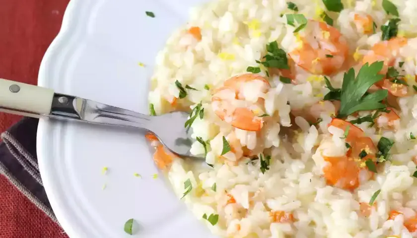 Crema de risotto con gambas, perejil y ralladura de limón. Los ingredientes principales para un delicioso risotto.