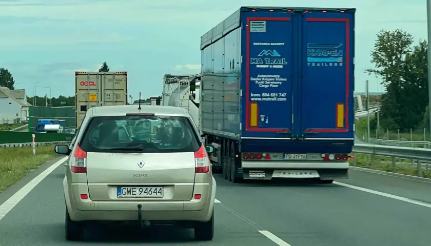 Samochód osobowy jedzie za niebieską naczepą. Czy tir może wyprzedzić tira na autostradzie? To pytanie zadaje sobie wielu kierowców.