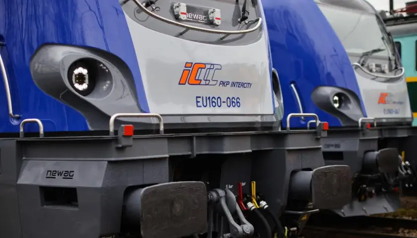 Przód dwóch lokomotyw PKP Intercity EU160-066 i EU160-067 stojących obok siebie.
