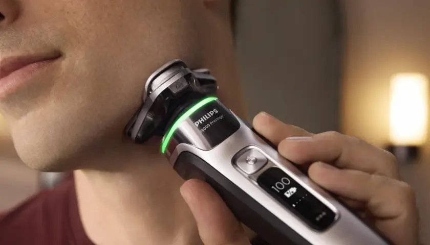 Mężczyzna goli twarz golarką Philips 9000 Prestige. Zastanawiasz się, jaką golarkę wybrać? Ta zapewni Ci idealne golenie.