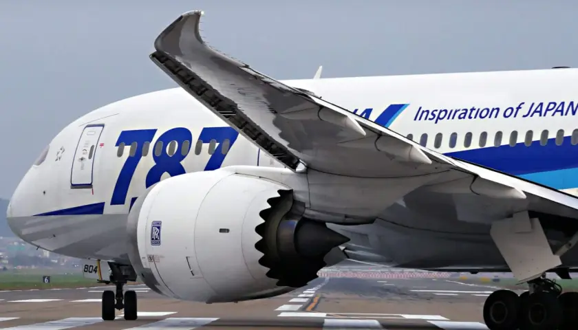 Boeing 787-9 Dreamliner z napisem "Inspiration of JAPAN" na skrzydle, kołami podwozia i silnikiem Rolls-Royce.