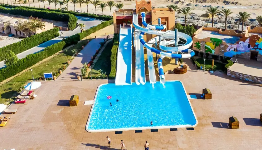 Wodne zjeżdżalnie i basen w Dream Lagoon Aqua Park Resort. Opinie gości potwierdzają świetną zabawę dla całej rodziny.
