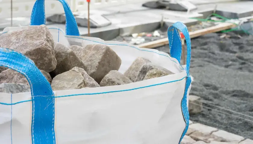 Duży worek z kamieniami, gotowy do załadunku. Zastanawiasz się, ile big bagów wchodzi na tira?