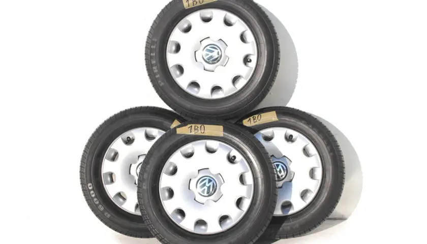 Komplet czterech kół z felgami i oponami Pirelli P6000, idealnych jako jakie opony do Golfa 4 1.9 TDI.