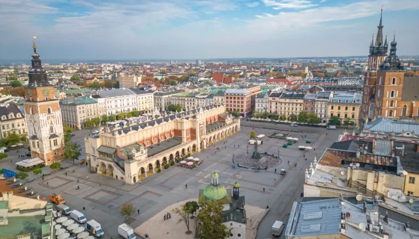 Kraków zwiedzanie: Rynek Główny z Sukiennicami, Kościołem Mariackim i wieżą Ratuszową. Widok z lotu ptaka.