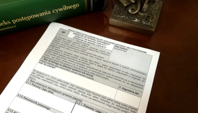 Formularz sprzeciwu od nakazu zapłaty, obok Kodeksu postępowania cywilnego.