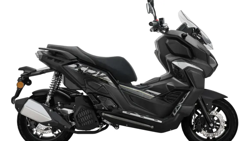 Scooter negro deportivo, listo para recorrer las calles de Keeway España. Diseño moderno y ágil.