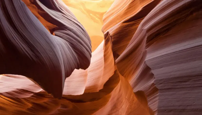 Gefaltete Sandsteinfelsen im Antelope Canyon, einem der besten Reiseziele im September weltweit.