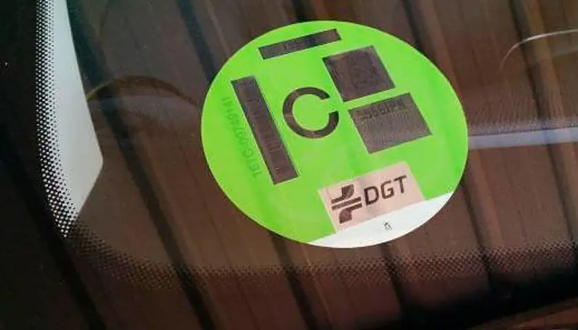 Pegatina DGT en parabrisas. La "C" indica la etiqueta ambiental de tu coche, ayudando a saber qué letra tiene tu coche.