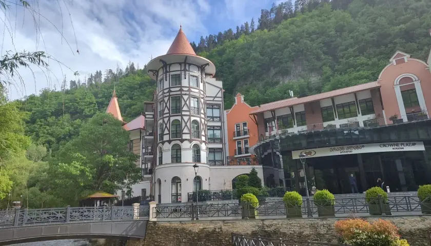 Borjomi w Gruzji: Odkryj atrakcje i ciekawe miejsca w uzdrowisku