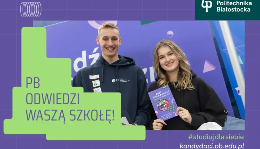 Uśmiechnięci młodzi ludzie, student i studentka, pozują z broszurą Politechniki Białostockiej.