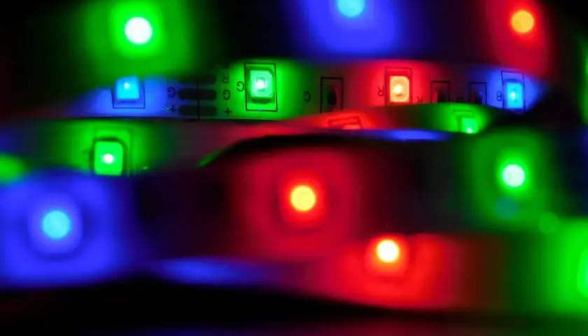 Kolorowe, migające żarówki LED 230V tworzą świetlną mozaikę.
