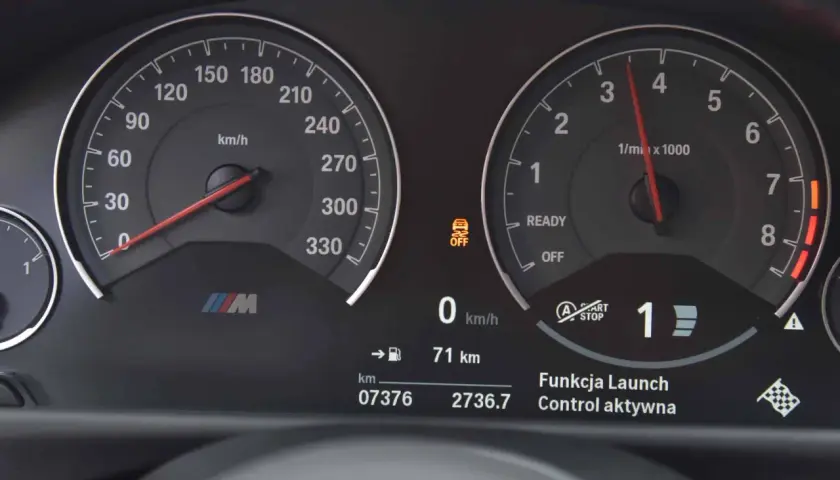 Zbliżenie na deskę rozdzielczą samochodu z włączoną funkcją Launch Control.