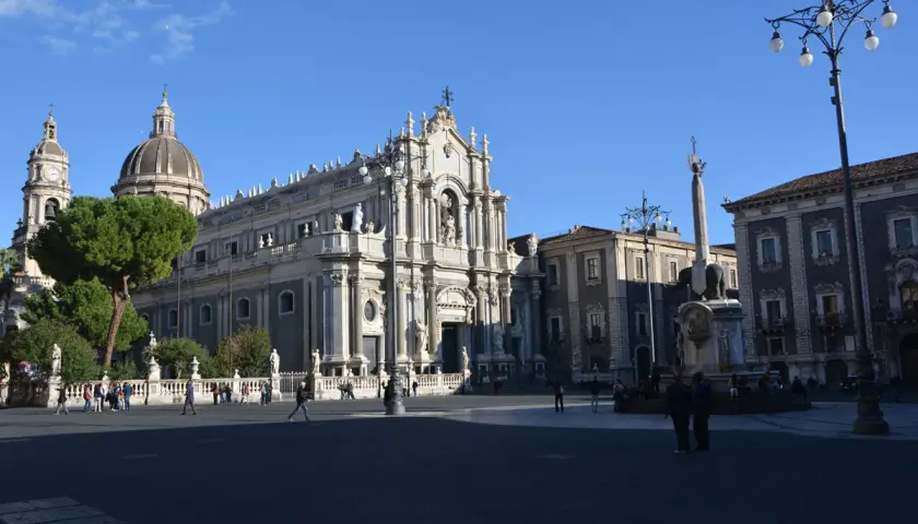 Piazza del Duomo a Catania: la cattedrale, l'elefante e l'obelisco, perfetti per scoprire cosa vedere a Catania in un giorno.
