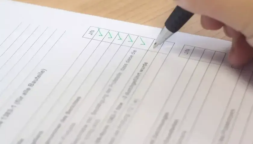 Zaznaczanie pozycji na liście kontrolnej podczas opróżniania mieszkania po śmierci najemcy.
