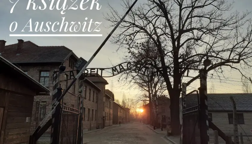 7 książek o Auschwitz. Brama z napisem "Arbeit Macht Frei" i budynki obozu.