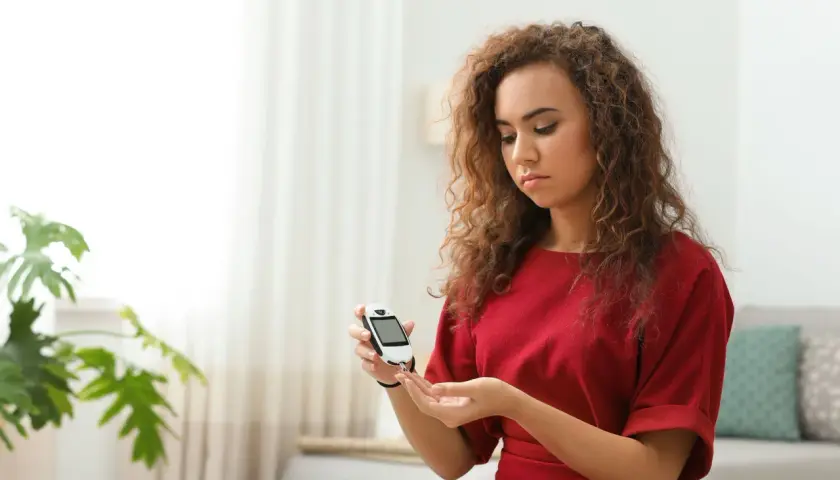 Ragazza con glucometro, forse per un palato salato o per monitorare la glicemia.