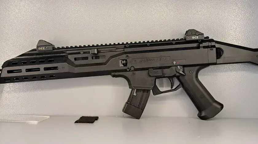 Cz Scorpion Evo 3 S1 Carbine cena. Czarny karabinek z kolimatorem na szynie Picatinny, magazynkiem i chwytem pistoletowym.