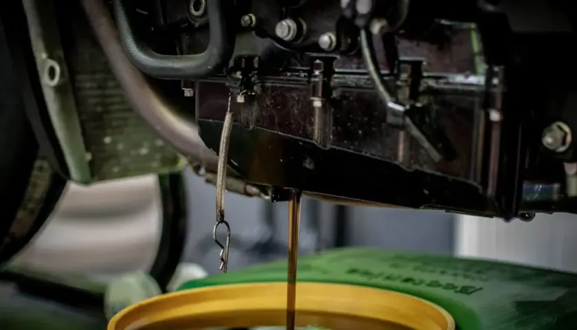 Aceite de motor fluye, mostrando su densidad. Un cambio de aceite es crucial para el buen funcionamiento.