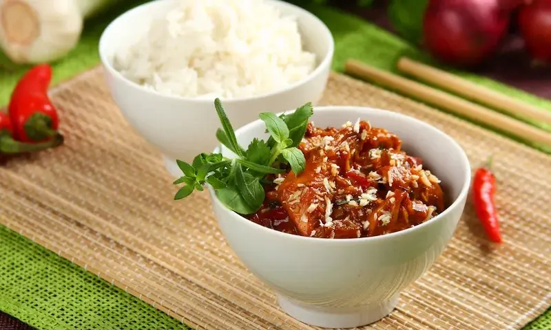Smak Azji dzięki aromatycznym udkom kurczaka po tajsku w kuchni