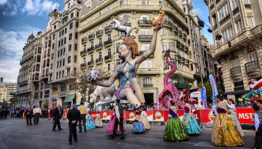Gigantescas figuras de fantasía, como un dragón rosa y una mujer con un pegaso, dominan la calle en las Fallas 2026.