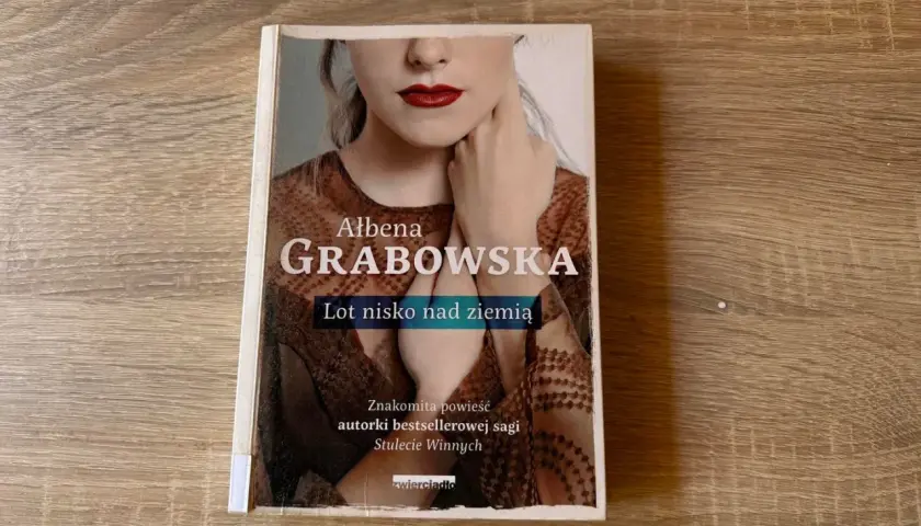 Okładka książki "Lot nisko nad ziemią" autorstwa Albeny Grabowskiej.