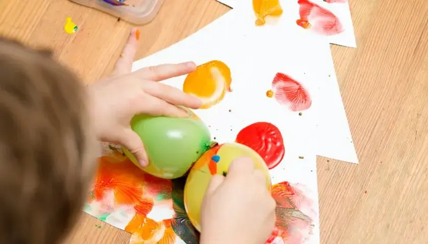Zajęcia sensoryczne dla dzieci – co to jest i jak je prowadzić?